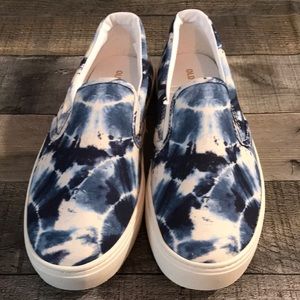 Woman’s Old Navy slip on sneakers size 6 NWOT